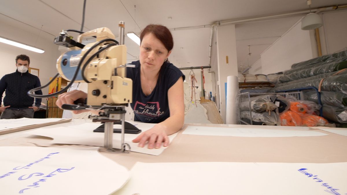 Ostravský startup vyrábí oblečení z odpadu. Používá koberce či rybářské sítě